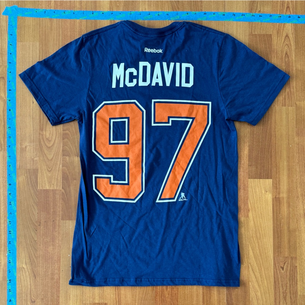 NHL Oilers McDavid #97 sports t-shirt.